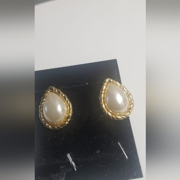 Teardrop Faux Pearl Clip on Earrings. 🌴 - Picture 2 of 5